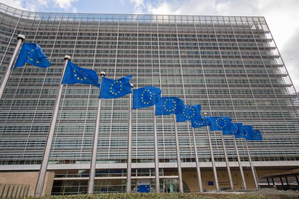 Europäische Fahnen vor dem Gebäude des EU-Parlaments