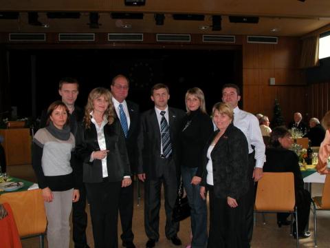 Tag der Städtepartner, Gruppenfoto der Gäste aus Kovel mit Barsinghausens Bürgermeister Walter Zieseniß